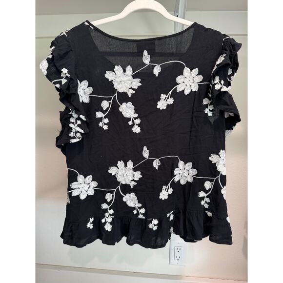 Liv Los Angeles Black White Floral Blouse Size Medium - Picture 1 of 7